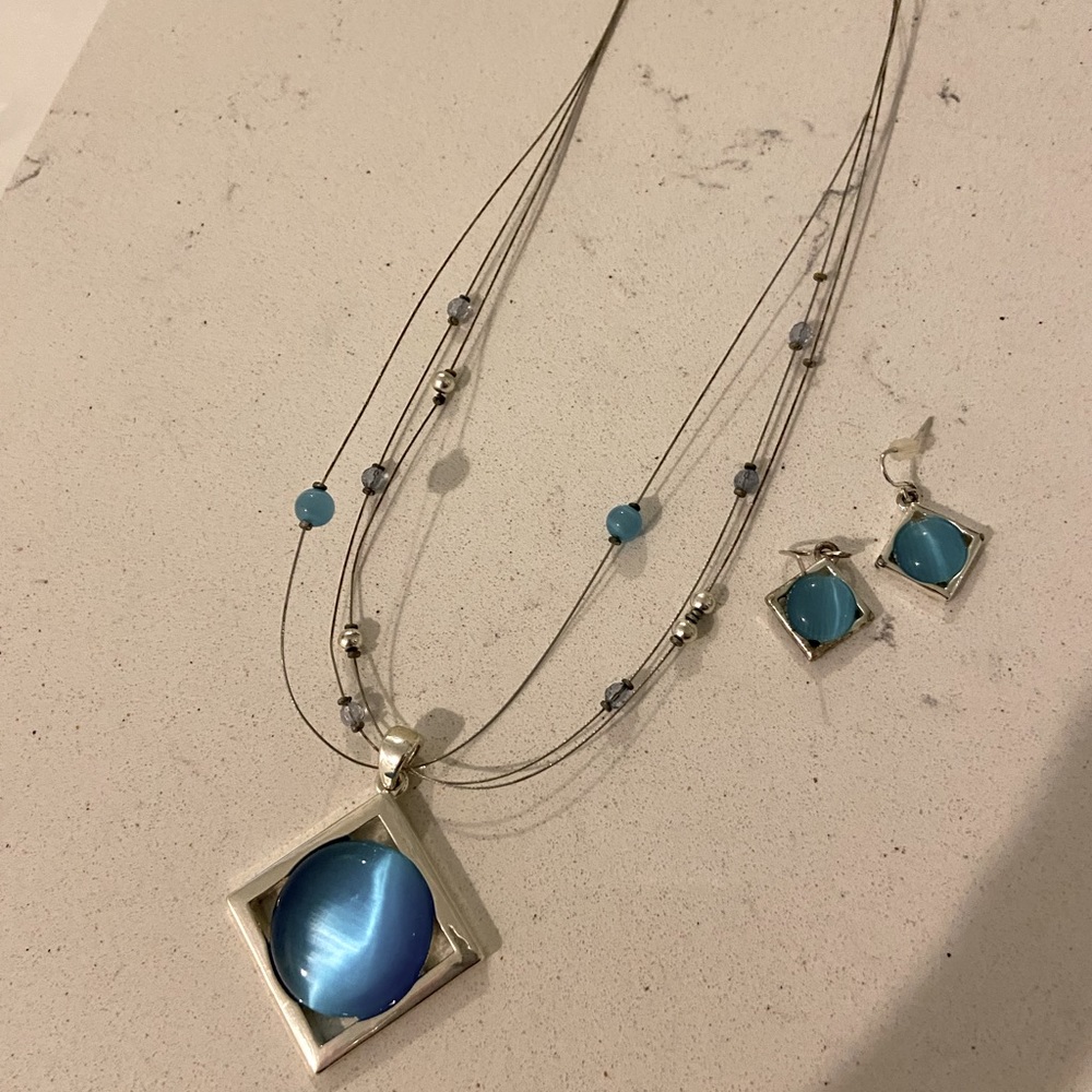 EYE-CATCHING NECKLACE & EARRING SET!